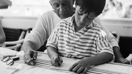 Claude Ruiz Picasso junto a su padre Pablo Picasso