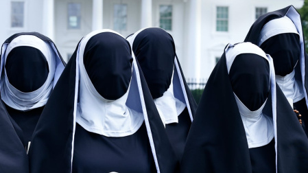 Un grupo de monjas con el rostro cubierto de negro recorre las calles de Manhattan 