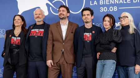 El cineasta, y director del jurado del Festival de Venecia, Damien Chazelle (cuarto por la izdda.) posa junto al jurado con una camiseta de apoyo a la huelga