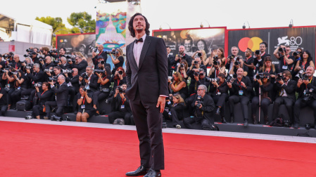 Adam Driver presentando "Ferrari", de Michael Mann, en el Festival de Venecia