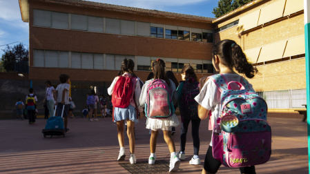 Un grupo de niños camino del colegio