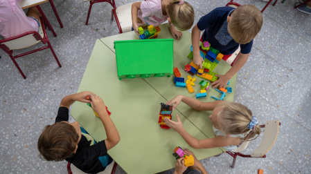 Varios niños y niñas en el aula de un colegio en una imagen de archivo