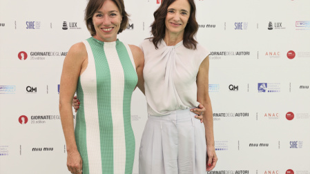 Las actrices Lola Dueñas (i) y Ana Torrent posan este sábado en el marco del Festival de Venecia (Italia). 