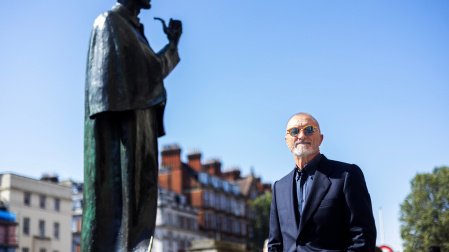 Arturo Pérez-Reverte junto a la escultura de Sherlock Holmes en Londres 