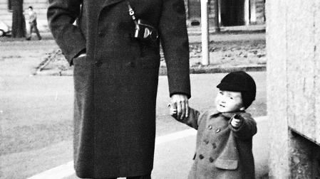 Primo Levi con su hijo Renzo en una fotografía de 1959