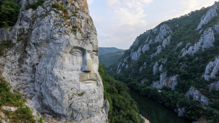 Escultura del rey dacio Decébalo tallada a orillas del Danubio, en las cercanías de Orşova (Rumanía)