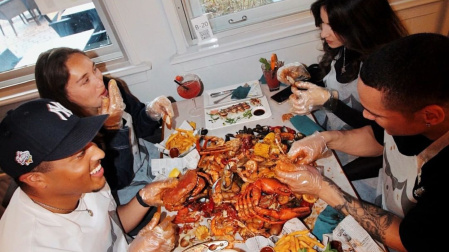 Así es disfrutar de una mariscada servida encima de la mesa sin platos