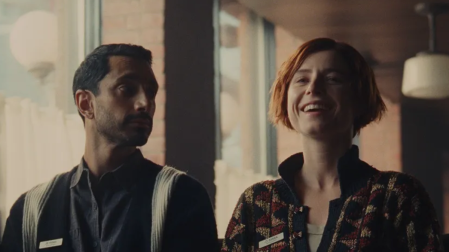 Jessie Buckley (dcha.) y el ganador del Oscar Riz Ahmed en "Esto va a doler" ("Fingernails")