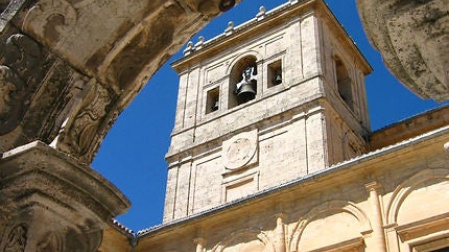 Imagen del patio del monasterio con el pozo en primer plano