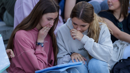 Estudiantes repasan los apuntes antes de examinarse de la EvAU en la facultad de farmacia