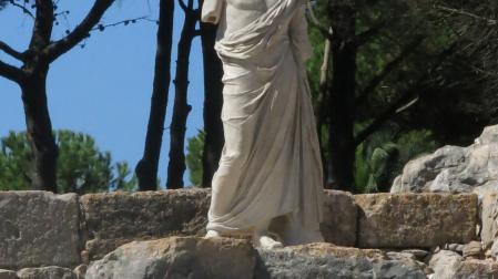 Vista del sector de los santuarios en la ciudad griega de Emporion (Empúries, L’Escala) con una réplica de la estatua de Asclepio hallada en el lugar.