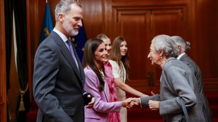 La Familia Real recibiendo a los galardonados con los Premios Princesa de Asturias 2023