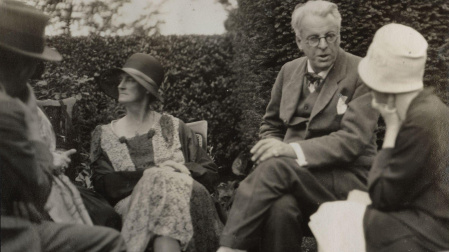 William Butler Yeats (con gafas), en el verano de 1930