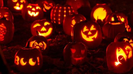 El 31 de octubre se celebra Halloween, que se originó en la antigua festividad celta de Samhain, una fiesta que ha evolucionado a lo largo de los siglos, mezclando tradiciones paganas y cristianas