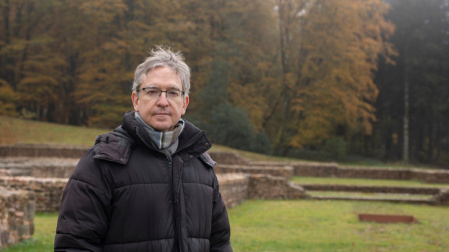 Santiago Posteguillo en el yacimiento arqueológico de Bibracte