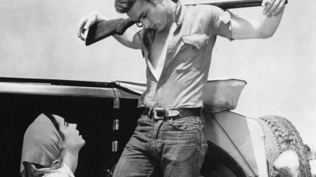 En «Gigante», James Dean (en la imagen a la derecha de una cautivadora Elisabeth Taylor) lucía el modelo clásico de vaquero 