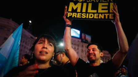 Simpatizantes de Milei celebran en las calles su elección como presidente de Argentina