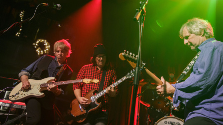 Pat Sansone, Jon Auer y Chris Stamey, en el escenario