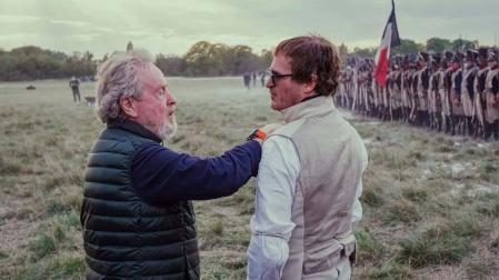 Ridley Scott y Joaquin Phoenix en el rodaje de "Napoleón"