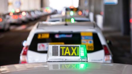 Imagen de una luz de taxi en verde sobre uno de ellos en la T4 de Madrid..