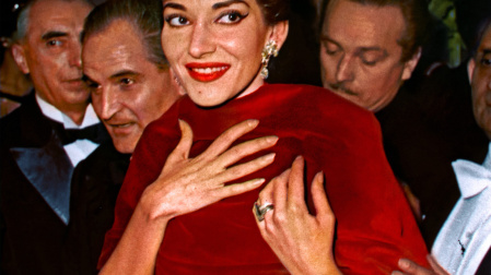 El elegante vestido de terciopelo rojo acompañado de una estola del mismo material con el que debutó en París. Maria Callas, se  complementaba con joyas valoradas en un millón de dólares 