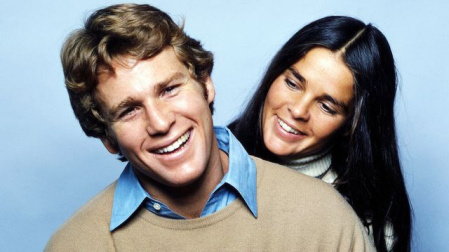 Ryan O'Neal (izda.) junto a Ali MacGraw en "Love Story"