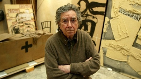 El pintor catalán Antoni Tapies, en su taller de Barcelona