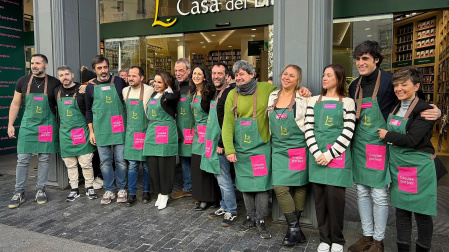 Desde la izquierda, Pedro Mañas, David Sierra, Juan del Val, Ángel Martín, Carme Chaparro, Jorge Díaz, María Oruña, Agustín Martínez, Antonio Mercero, Megan Maxwell, María Martínez, Alfonso Goizueta y Sonsoles Ónega