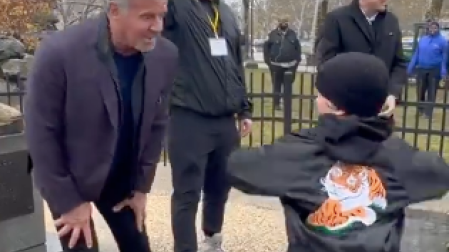 Un niño recrea la famosa escena de Rocky Balboa frente al actor Sylvester Stallone