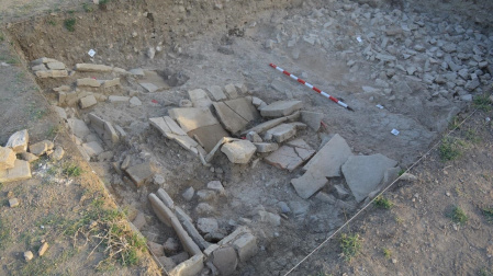 Excavada una necrópolis con once tumbas junto a los restos de la muralla tardoantigua de Itálica