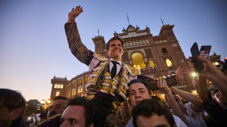 Puerta grande en la retirada el El Juli en Las Ventas.