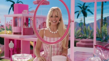 Fotografía cedida por Warner Bros donde aparece la actriz Margot Robbie durante un fragmento de la película "Barbie".