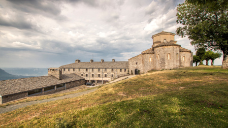 El Santuario de San Miguel de Aralar se ubica en la localidad de Huarte-Araquil, en Navarra