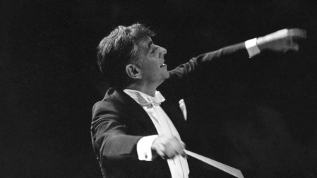 Bernstein dirige la Orquesta Filarmónica de Nueva York en el concierto inaugural en el nuevo Philharmonic Hall de Nueva York, en 1962