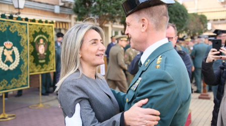 Milagros Tolón junto a un Guardia Civil