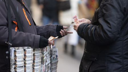 Una persona compra un décimo de la administración de lotería Doña Manolita de cara al Sorteo Extraordinario de la Lotería de Navidad.