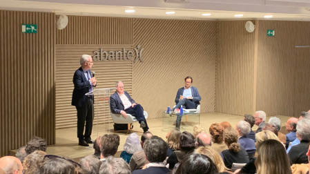 José M. de Areilza, director de la revista Política Exterior, con Gideon Rachman, analista jefe de Internacional del Financial Times, y José I. Torreblanca, director de la Oficina en Madrid del European Council on Foreign Relations (12 de diciembre 2023).