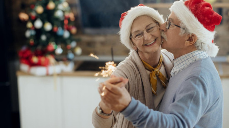 Una pareja de personas mayores celebra la Navidad