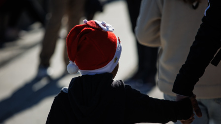 Niños disfrutan de sus regalos de Navidad