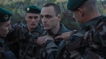 "Disco Boy": coreografías de guerra, maniobras de danza / Franz Rogowski en "Disco Boy"