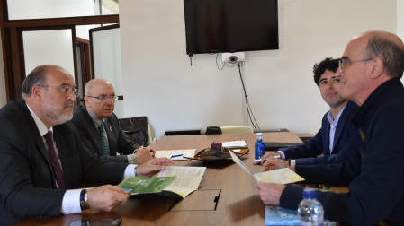 El vicepresidente primero del Ejecutivo autonómico, José Luis Martínez Guijarro, reunido con representantes de Proyecto Arraigo y de Rumbo Rural 