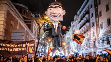 Decenas de personas celebran la entrada del año nuevo en la calle Ferraz, a 1 de enero de 2024, en Madrid (España). Revuelta, la organización juvenil de la órbita de Vox convocante de las concentraciones en Ferraz, ha llamado a tomar las uvas esta Nochevieja frente a la sede federal del PSOE, siguiendo la estela de las manifestaciones contra la amnistía que se suceden allí desde hace semanas. 31 DICIEMBRE 2023;UVAS;REVUELTA;MANIFESTACIÓN;FERRAZ;AMNISTÍA;PSOE; Diego Radamés / Europa Press 01/01/2024