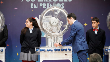 Preparación de los bombos y las bolas antes de la celebración del Sorteo Extraordinario del Niño, a 6 de enero de 2023