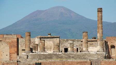 Vista de Pompeya con el Vesubio detrás