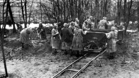 Varias mujeres trabajando en Ravensbrück