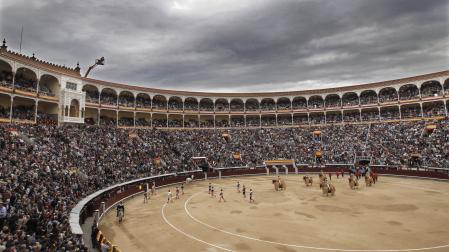  Vista general de la plaza de Las Ventas durante el paseíllo al comienzo de la corrida de la Feria de San Isidro.