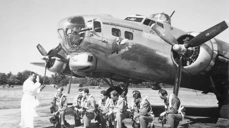 La mayoría de los pilotos comulgaban antes de partir en una nueva misión de vuelo