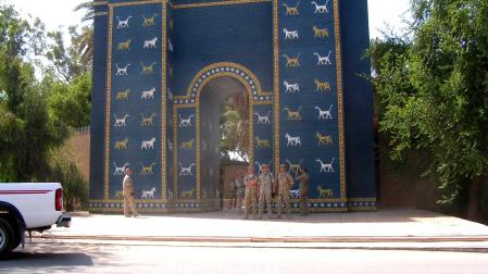 Reproducción de la Puerta de Ishtar de Babilonia, ya que la original se encuentra en el Museo de Pérgamo en Alemania