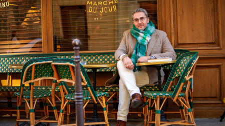 El novelista sentado en una terraza de París