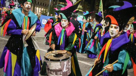 Luces, figuras, humor e ironía pintan el carnaval